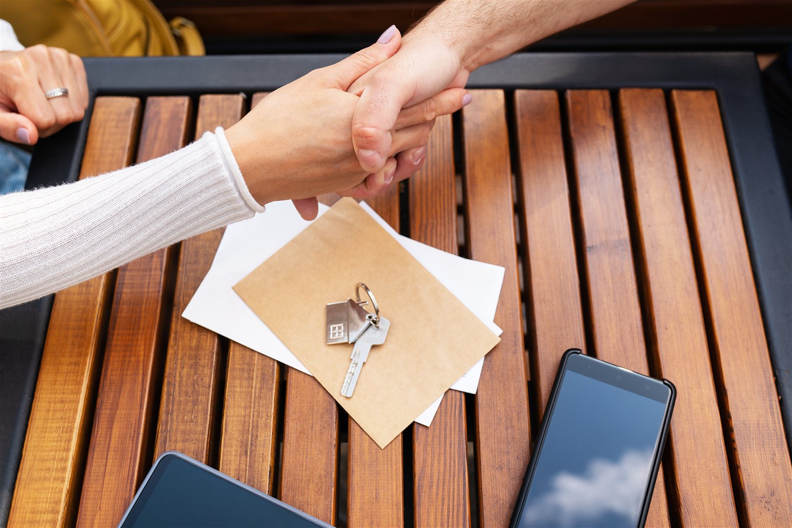 Remise des clés et documents après une vente immobilière